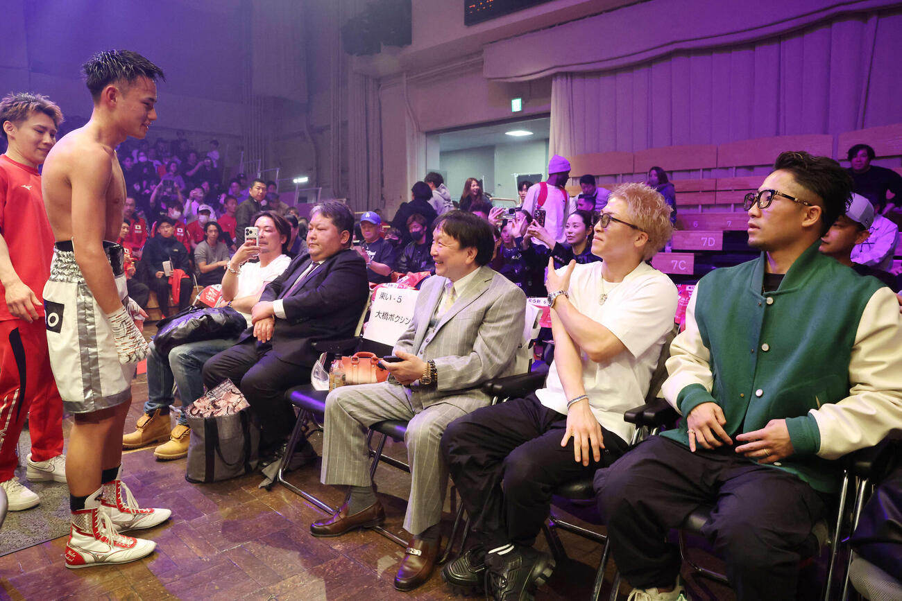 判定勝ちし大橋会長（左）、井上尚弥（中央）、拓真（右）にあいさつする坂井（撮影・宮地輝）