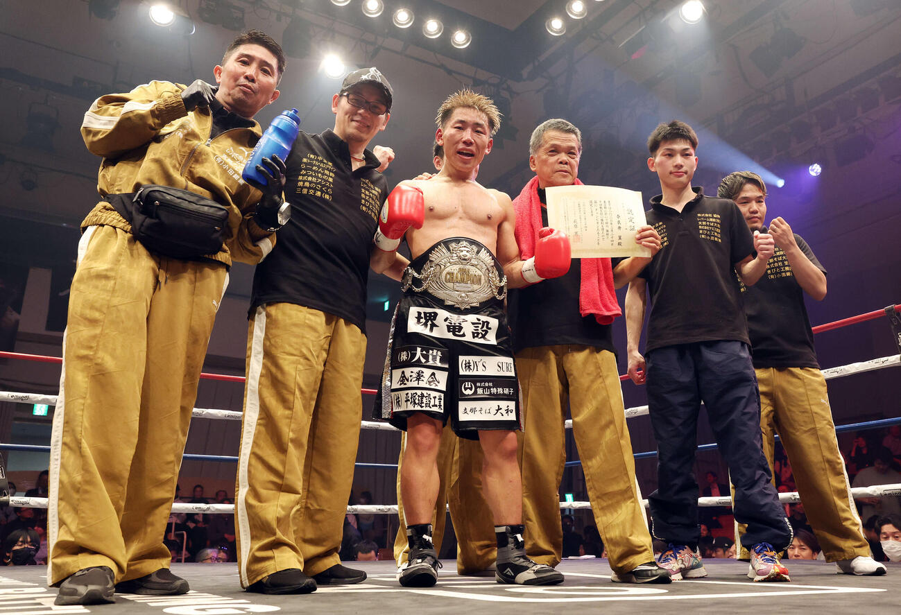 砂川に判定勝ちし記念撮影する奈良井（撮影・宮地輝）