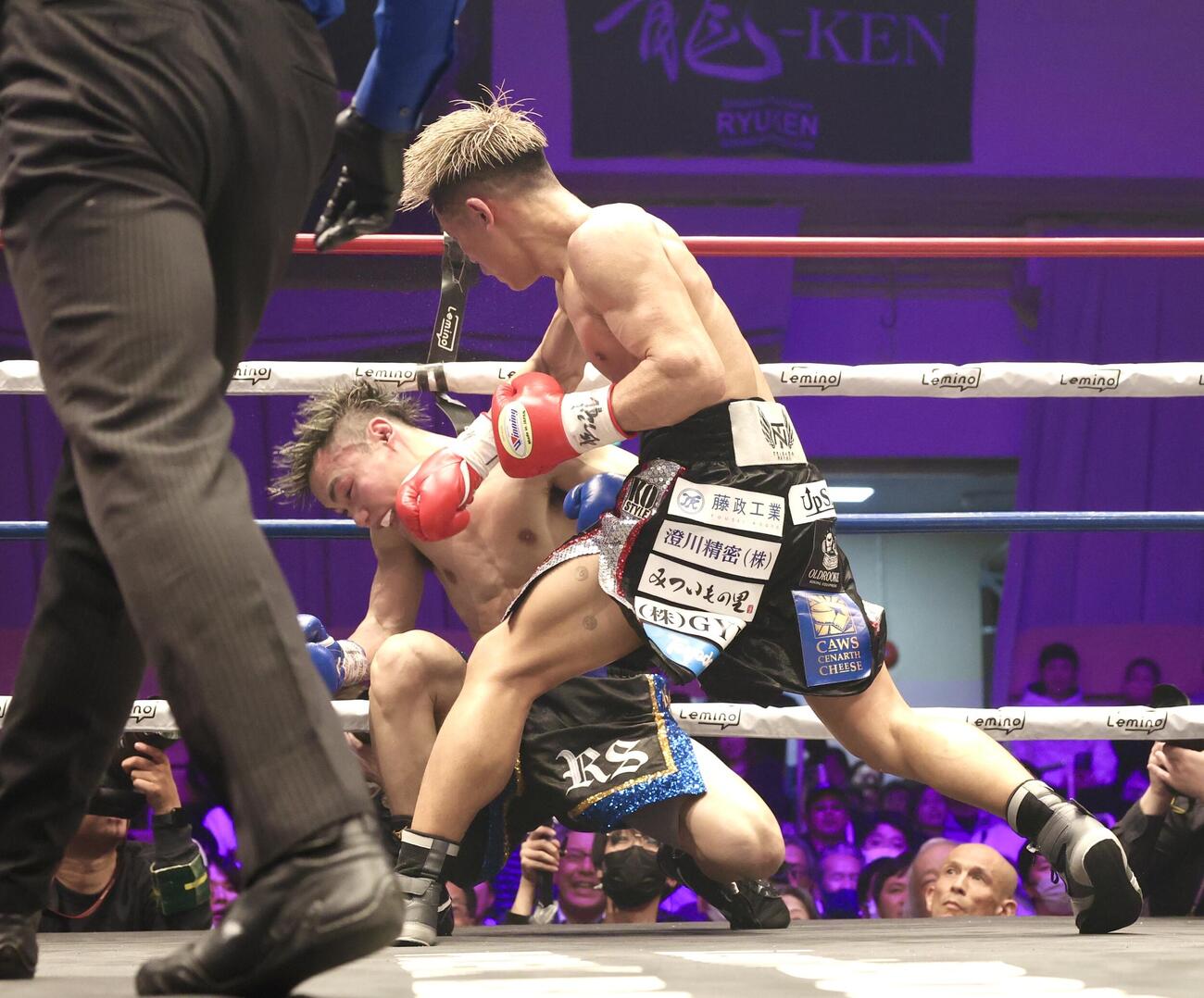 9回、砂川（左）からダウンを奪う奈良井（撮影・宮地輝）