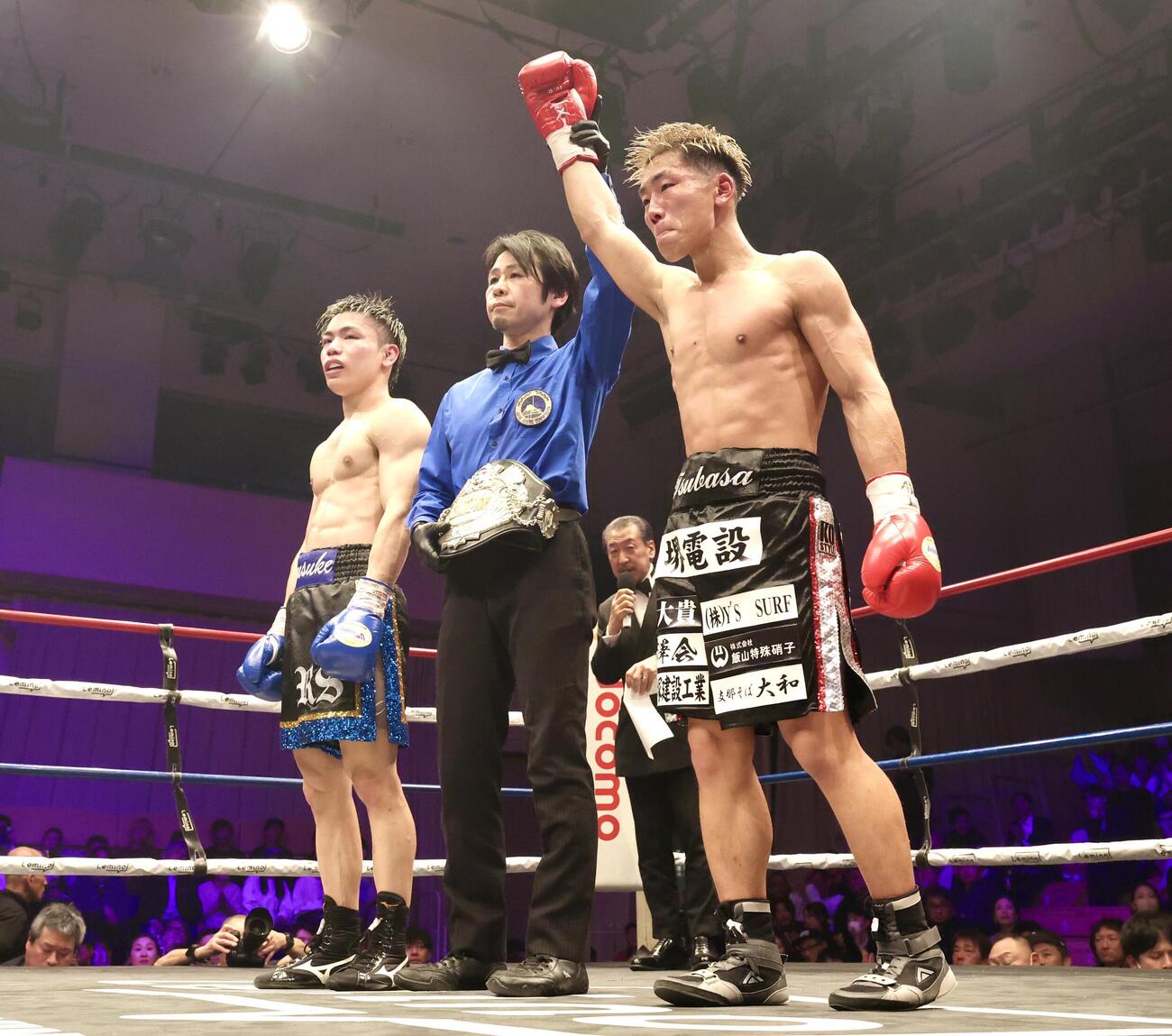 砂川（左）に判定勝ちした奈良井（撮影・宮地輝）