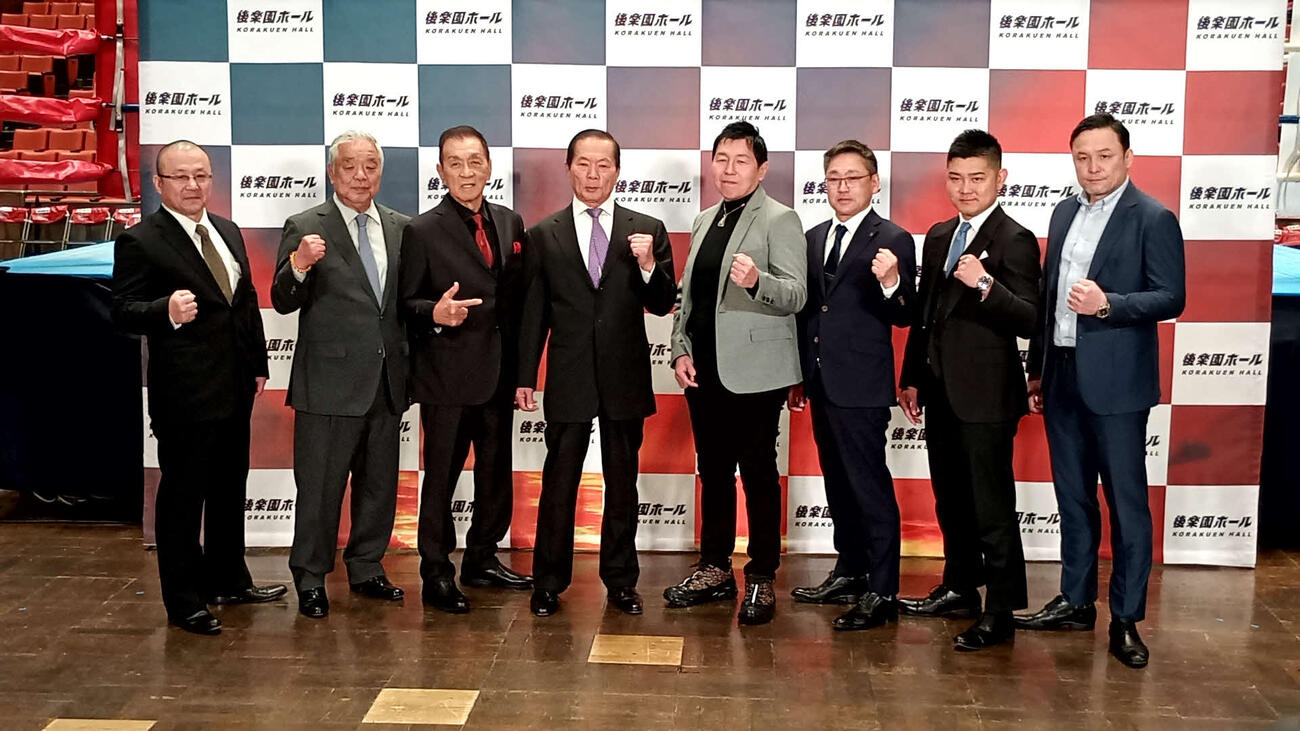 会見に出席した（左から）NKB武本哲治、ジャパンキックボクシング協会小泉猛、SBシーザー武志、新日本キックボクシング協会伊原信一、スックワンキントーン渡部威人、ニュージャパンキックボクシング連盟坂上顕二、Bigbang谷山俊樹、RISE伊藤隆