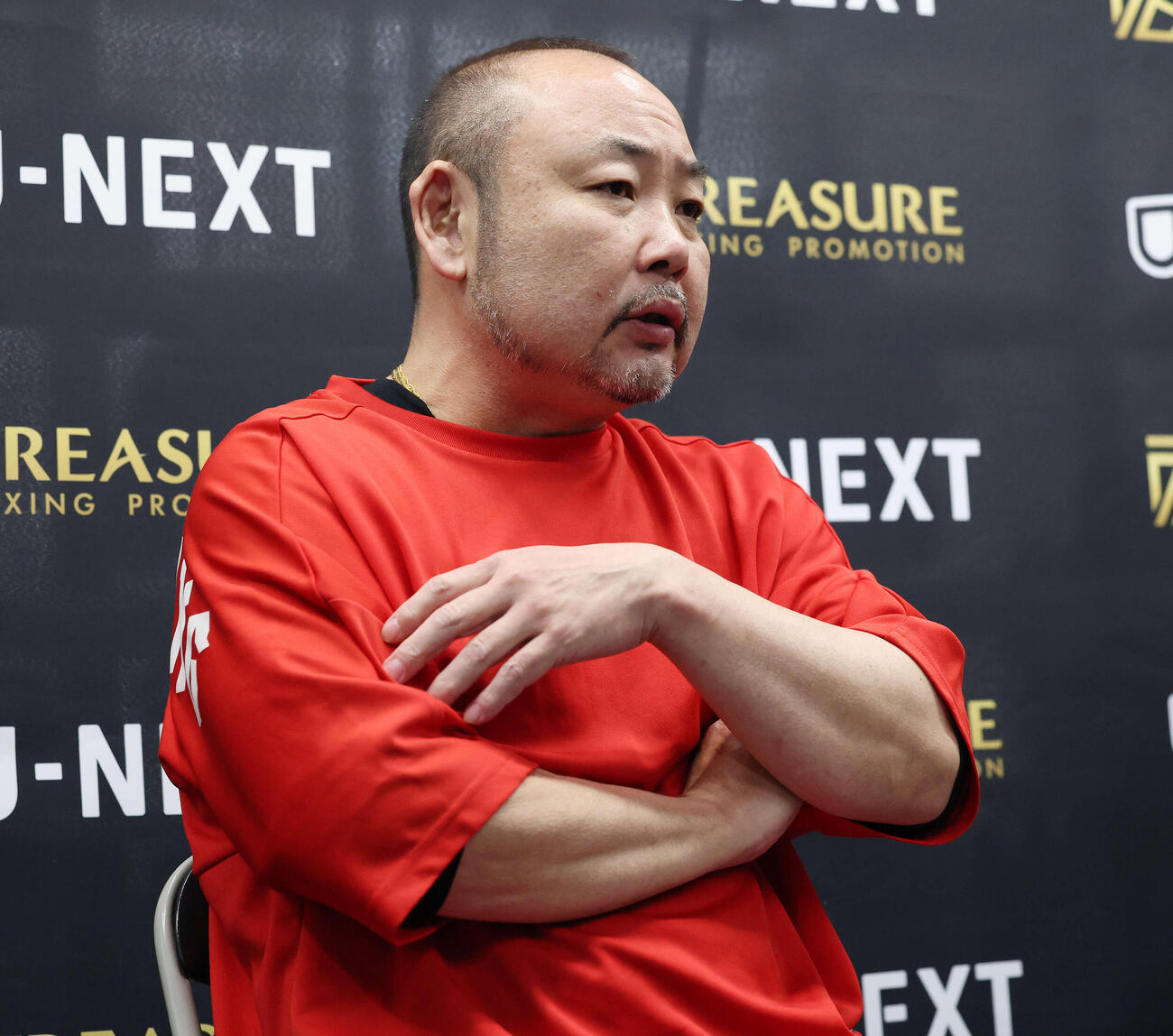 記者からの質問に答える小口トレーナー（撮影・宮地輝）