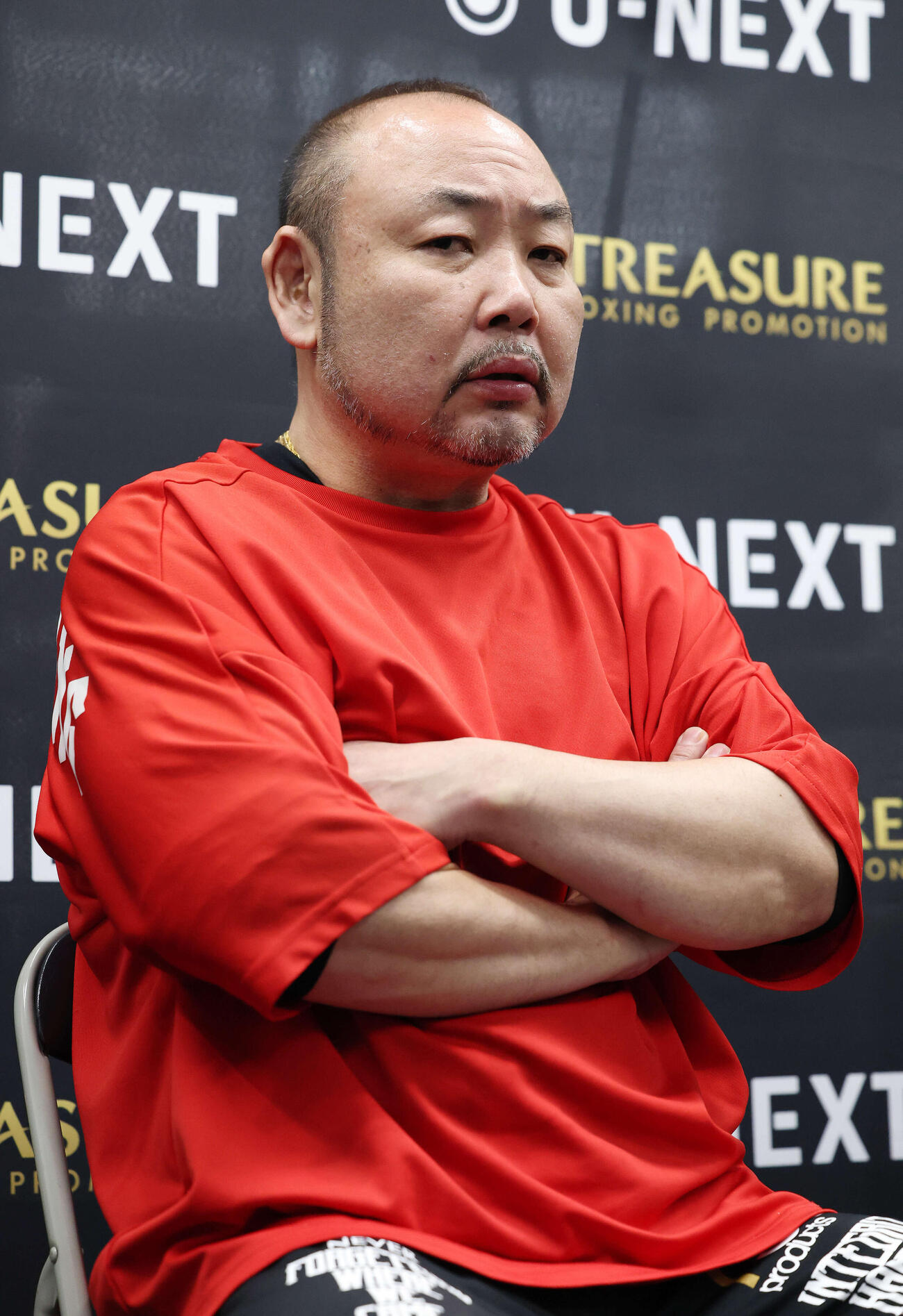 記者からの質問に答える小口トレーナー（撮影・宮地輝）