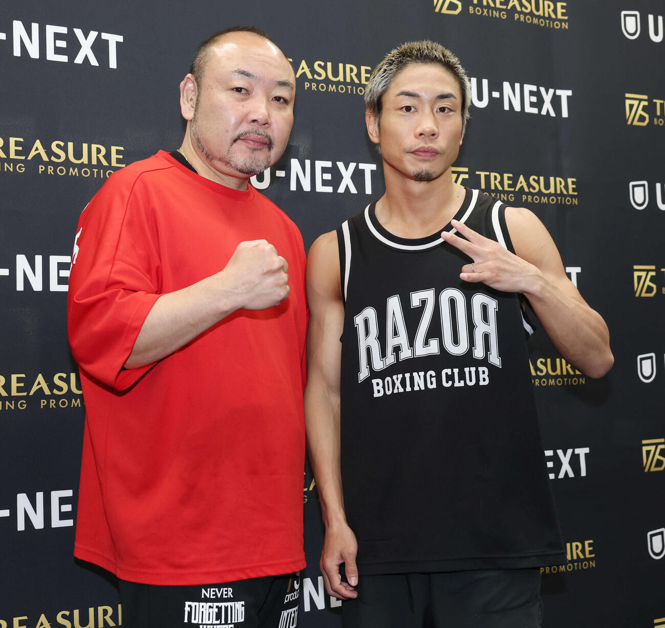 小口トレーナー（左）と記念撮影に納まる谷口（撮影・宮地輝）