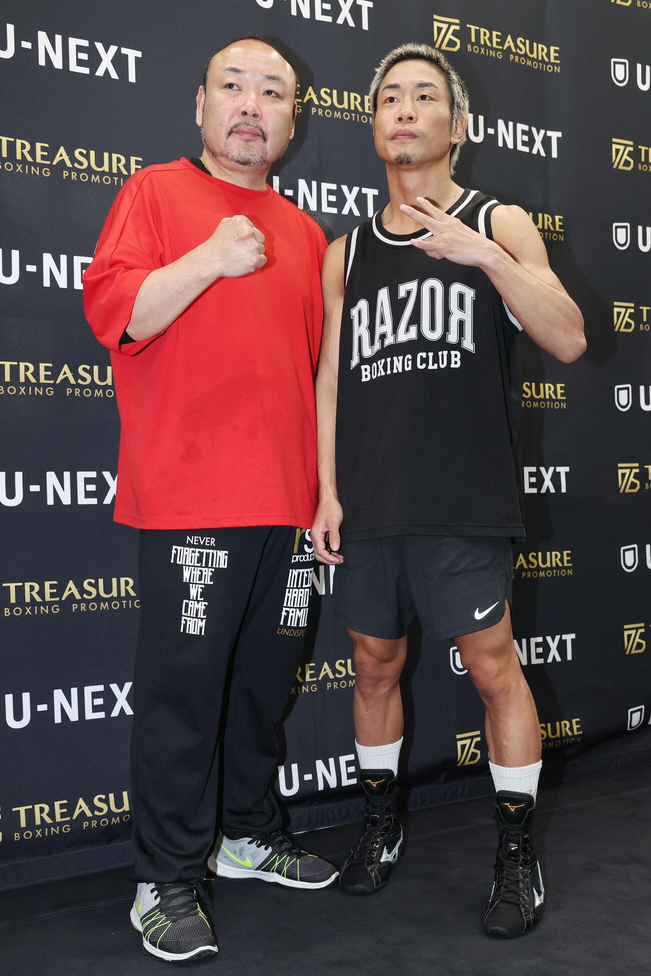 小口トレーナー（左）と記念撮影に納まる谷口（撮影・宮地輝）