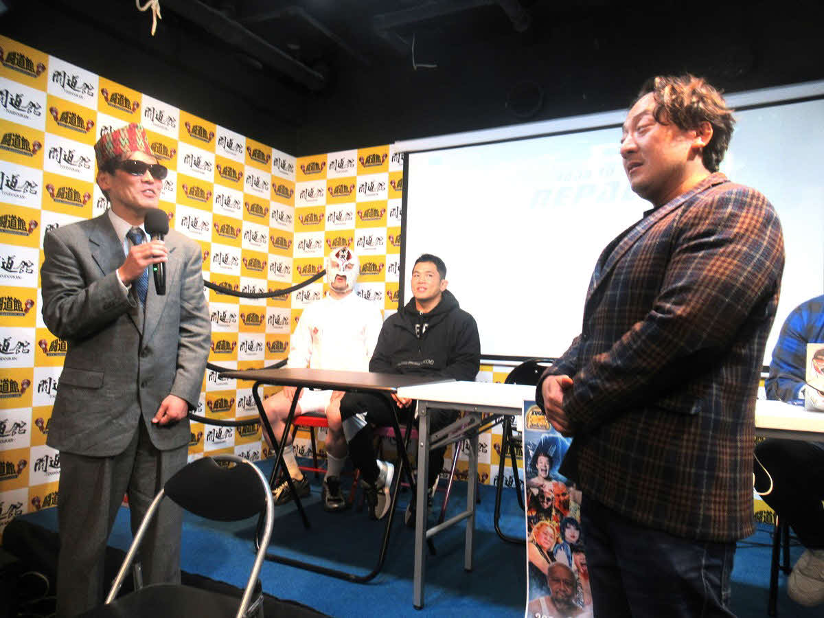 イベントに参加したLEONA（右）とタックビスタ氏
