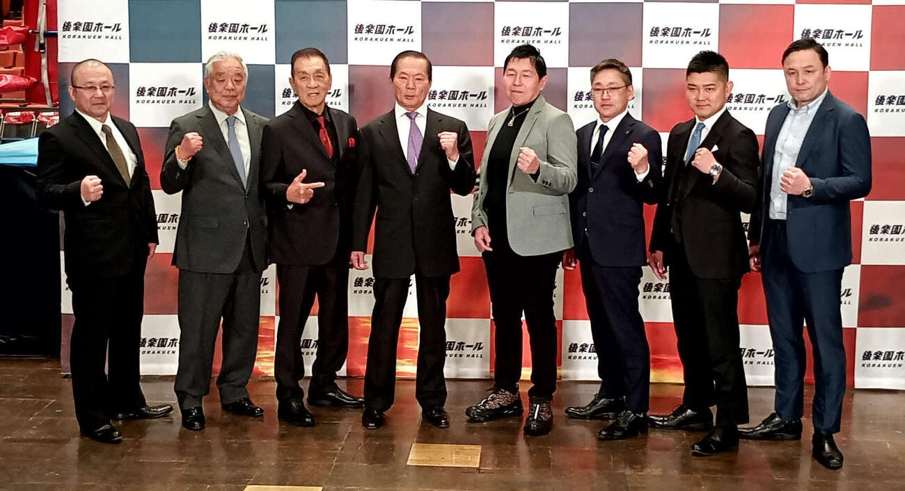 会見に出席した（左から）NKB武本哲治、ジャパンキックボクシング協会小泉猛、SBシーザー武志、新日本キックボクシング協会伊原信一、スックワンキントーン渡部威人、ニュージャパンキックボクシング連盟坂上顕二、Bigbang谷山俊樹、RISE伊藤隆