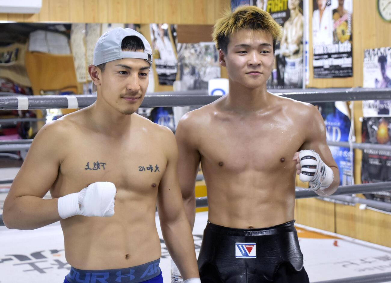 矢吹正道（左）とのスパーリングを終え、ポーズをとる佐野遥渉(共同)