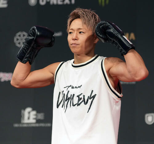 4月に引退試合の武尊が米国での「友人を紹介します」2ショットに