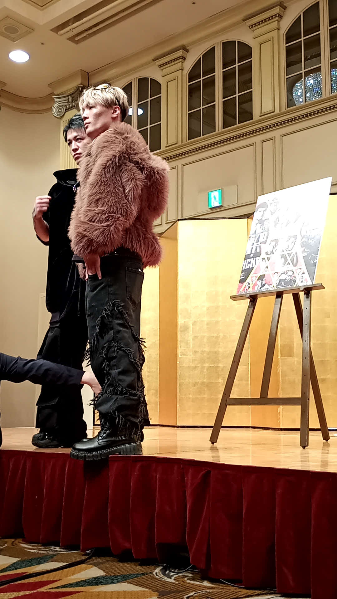 「俺の方が前だ」とどんどん前に出て行ってしまって、スタッフに制止されるジョリー（左）と児玉兼慎