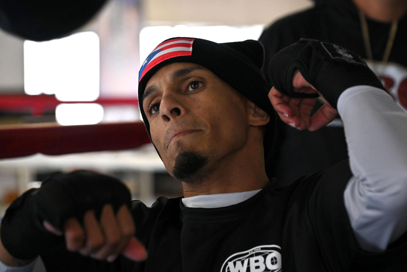 公開練習でパンチングボールにパンチを打ち込むサンティアゴ（撮影・滝沢徹郎）