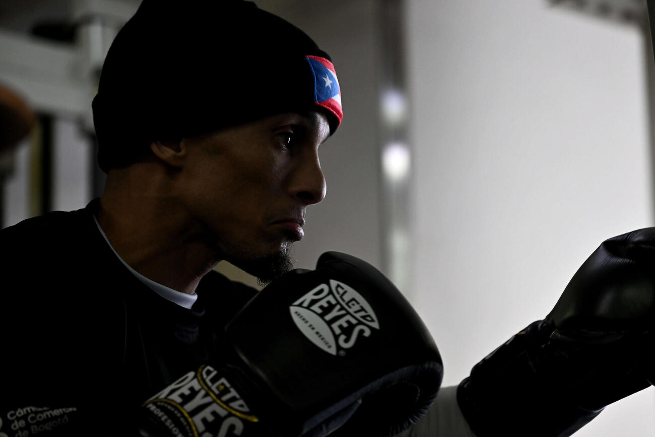 公開練習でサンドバッグにパンチを打ち込むサンティアゴ（撮影・滝沢徹郎）