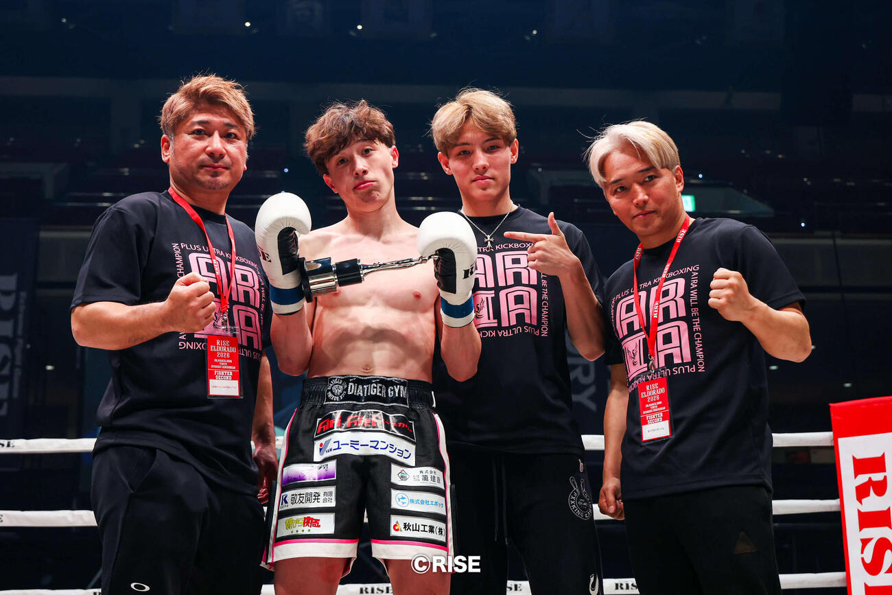 デビュー戦で勝利したAIRA（左から2人目）は兄のYURA（同3人目）と喜びを分かち合った（C）RISE