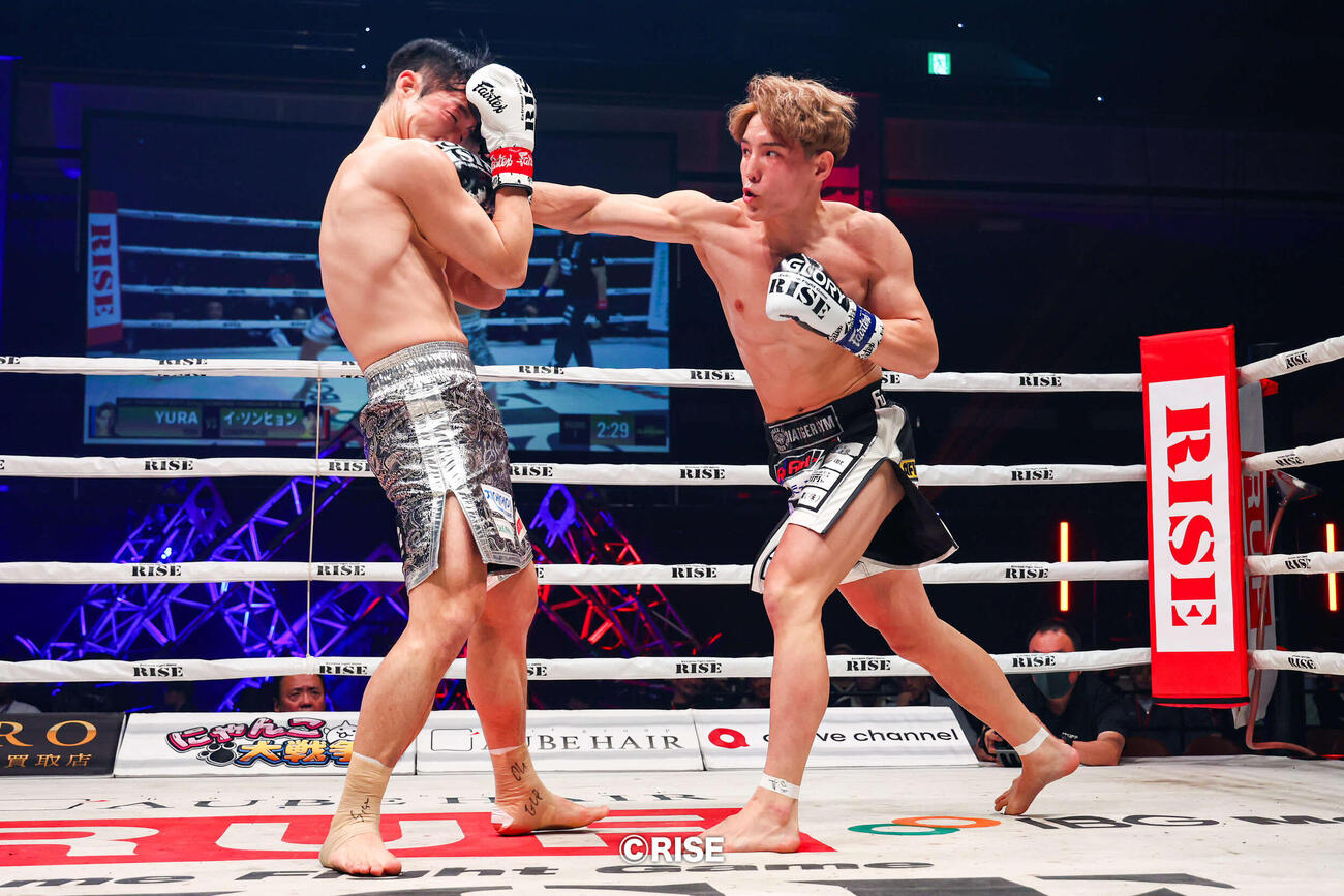 イ・ソンヒョンに強烈な右ストレートを突き刺すYURA（C）RISE