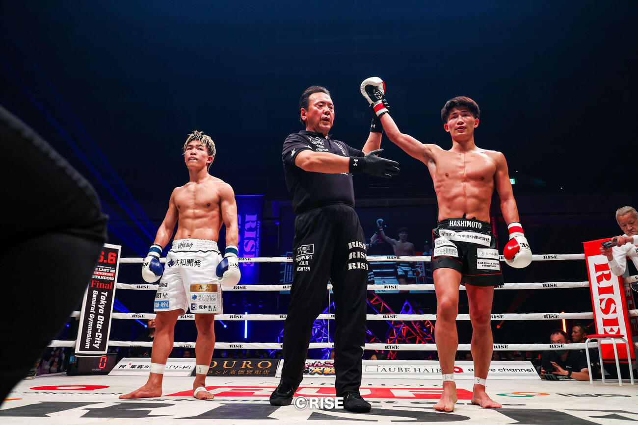 寺田匠（左）に勝利した安本晴翔（C）RISE