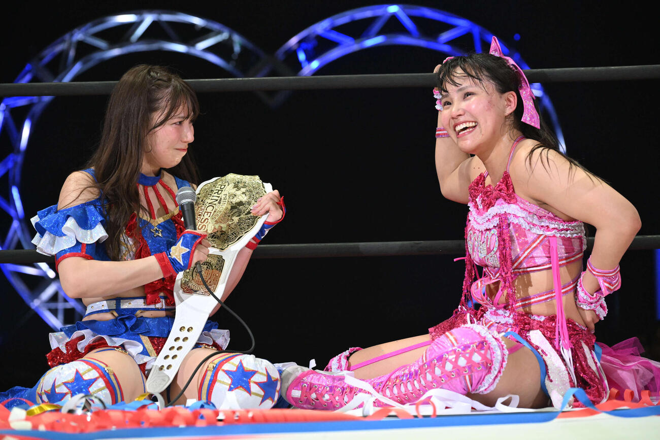 試合後、健闘をたたえ合う荒井優希（左）と渡辺未詩（C）東京女子プロレス