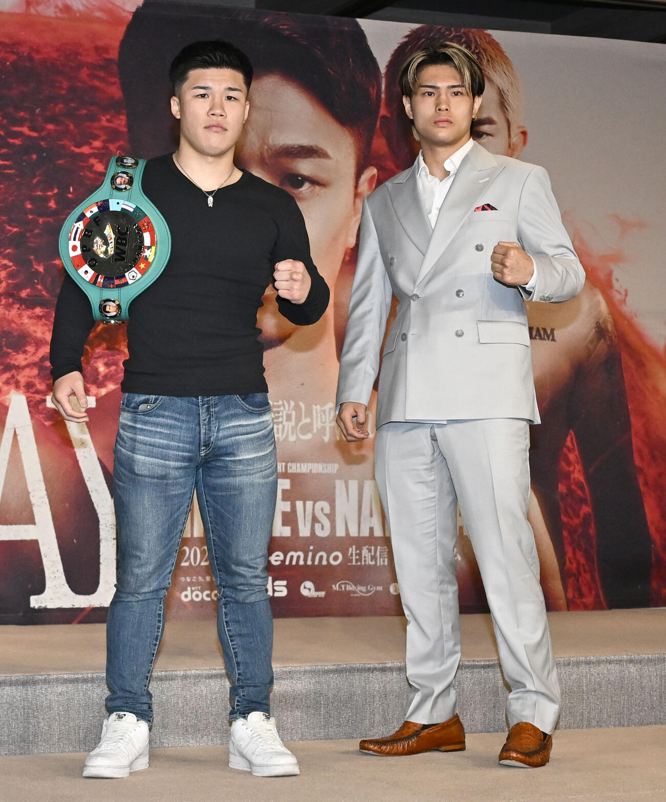 東京ドーム興業のアンダーガード出場選手記者会見後、写真撮影に応じる田中（左）と佐々木（撮影・千葉一成）