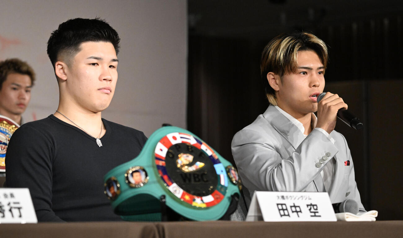 東京ドーム興業のアンダーガード出場選手記者会見に出席した田中（左）と佐々木（撮影・千葉一成）