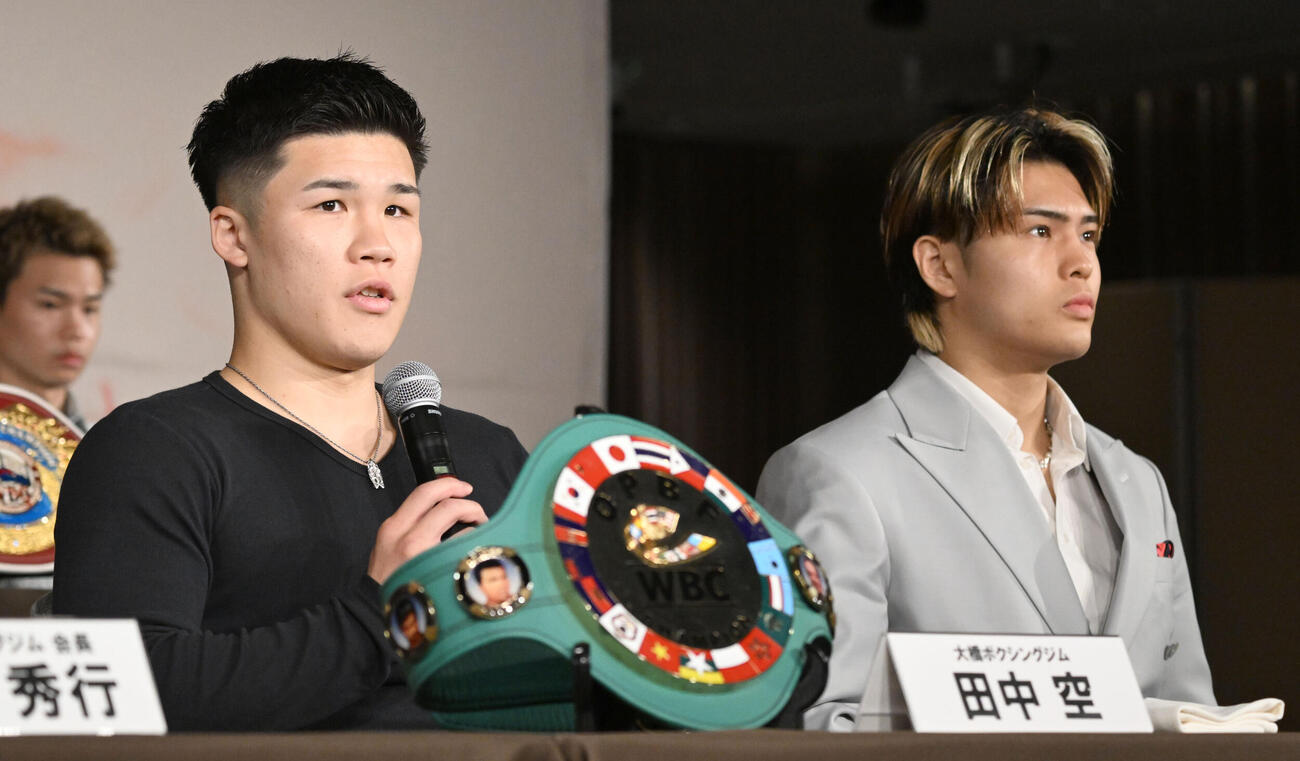 東京ドーム興業のアンダーガード出場選手記者会見に出席した田中（左）と佐々木（撮影・千葉一成）