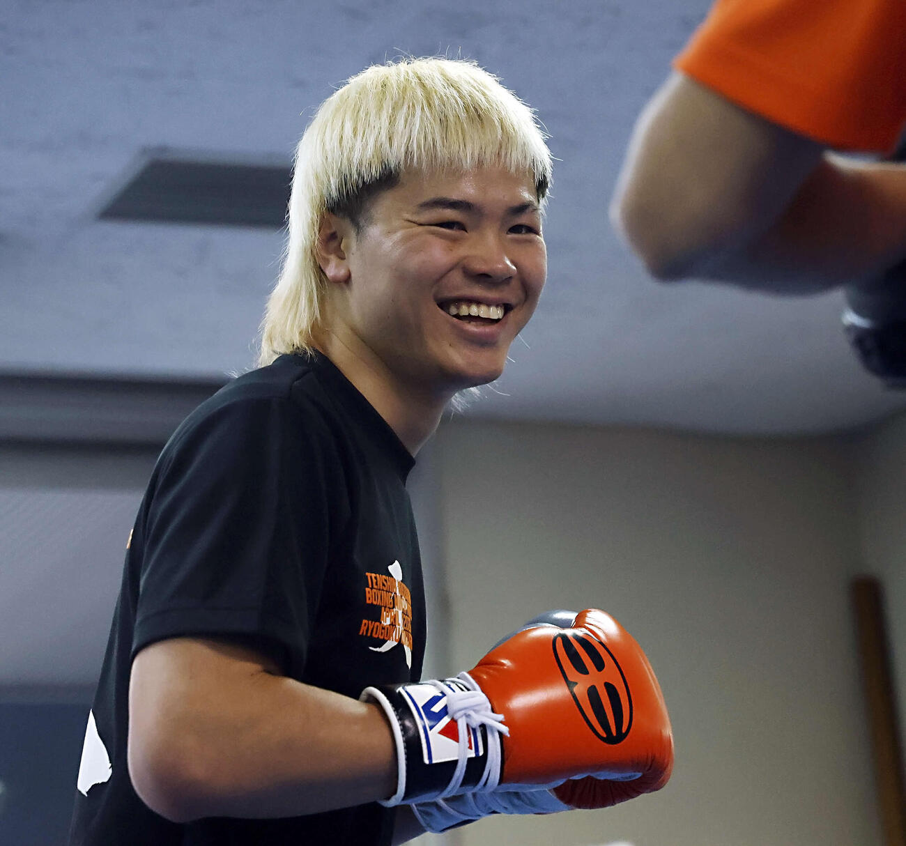 練習を公開した那須川はミット打ちを行い、笑顔を見せる（撮影・山本朝陽）