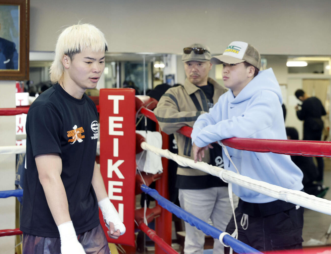 公開練習を行う那須川天心（左）と練習を見守る父・弘幸氏（中央奥）、弟・龍心（左）（撮影・山本朝陽）
