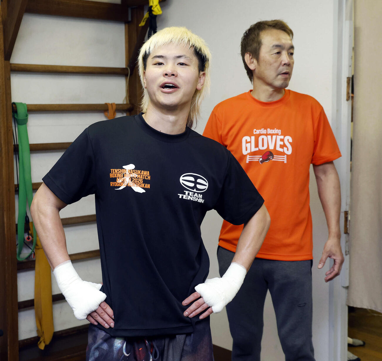 公開練習を終えた那須川、奥は葛西トレーナー（撮影・山本朝陽）