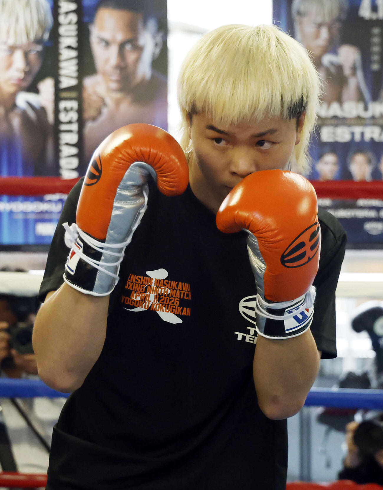 練習を公開した那須川はミット打ちを行う（撮影・山本朝陽）