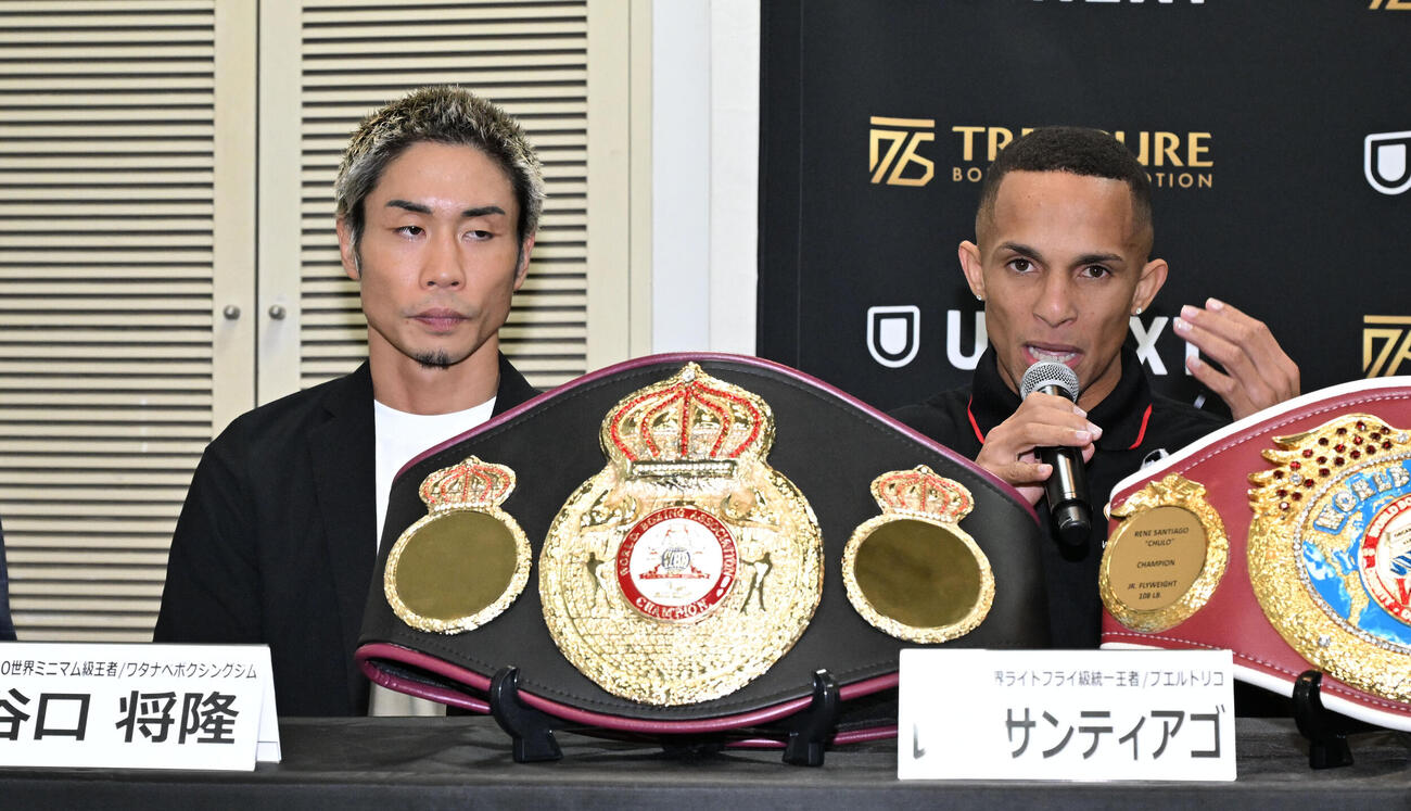 記者会見で意気込みを話すサンティアゴ。左は谷口（撮影・千葉一成）