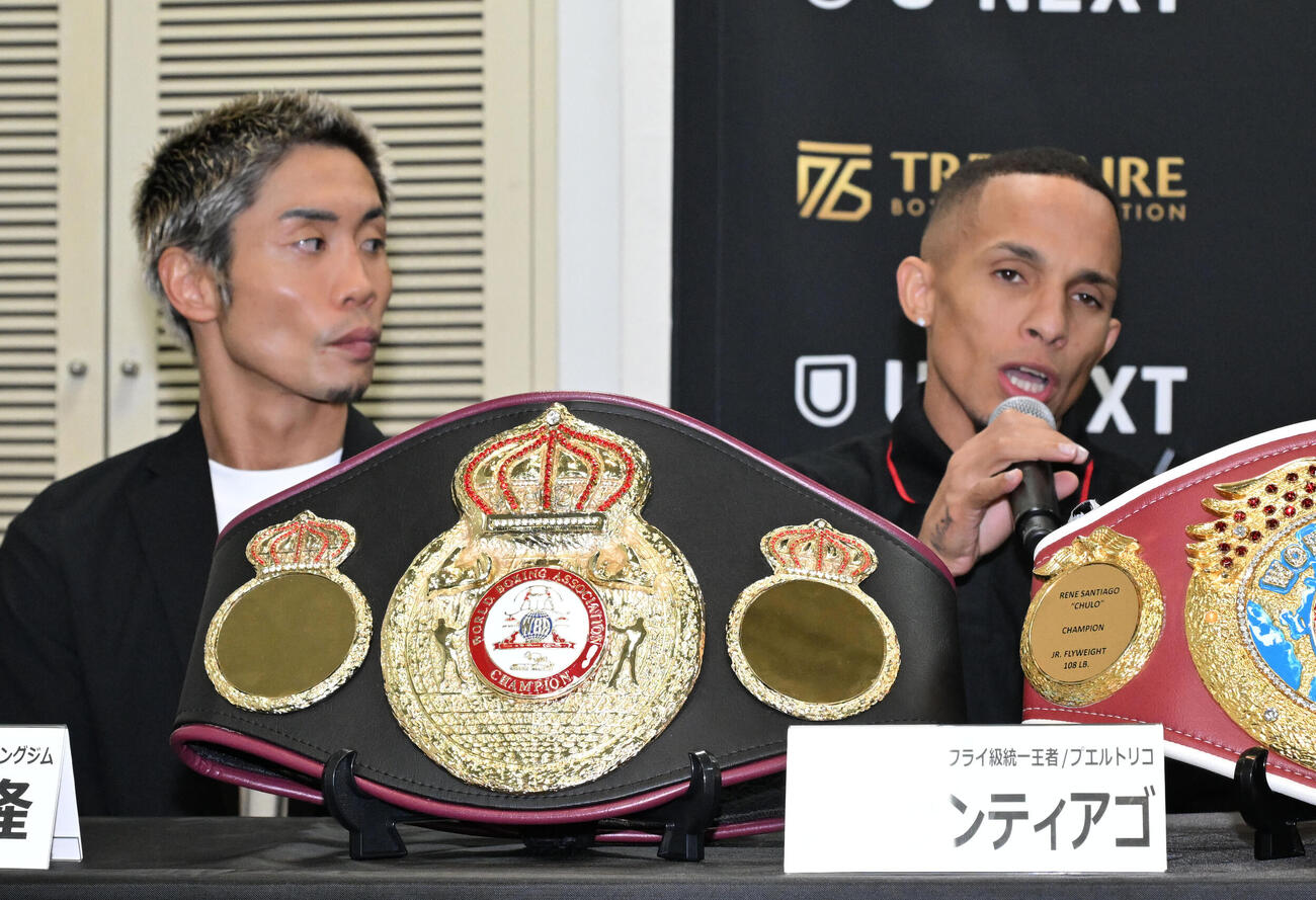 記者会見に出席したレネ・サンティアゴ、谷口将隆、小国以載、マーロン・タパレス（撮影・千葉一成）