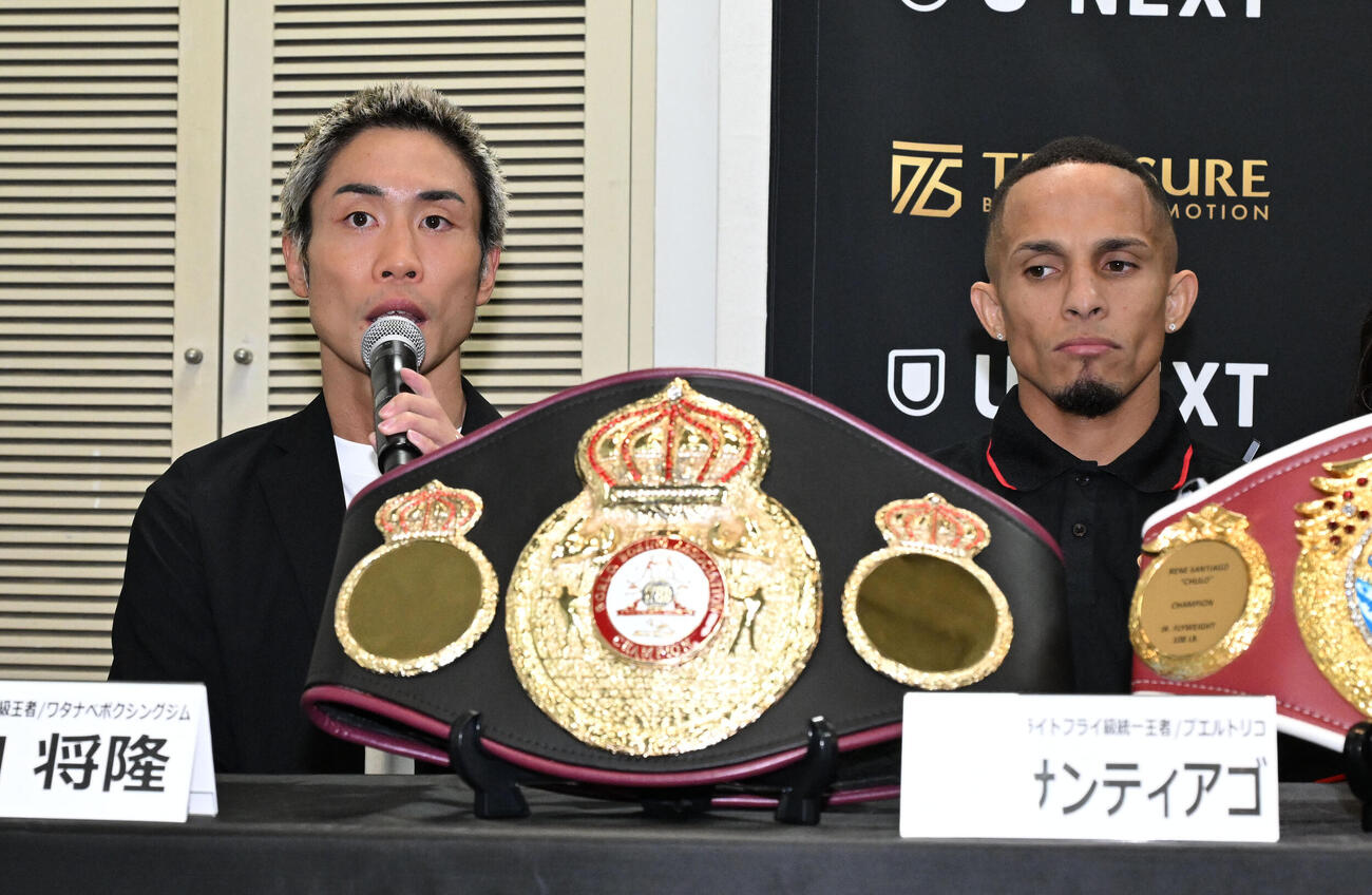 記者会見で意気込みを話す谷口。右はサンティアゴ