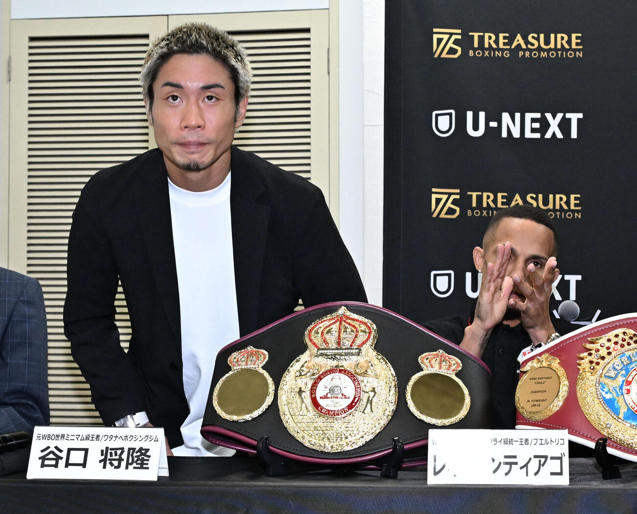 記者会見に出席した谷口。右はサンティアゴ（撮影・千葉一成）