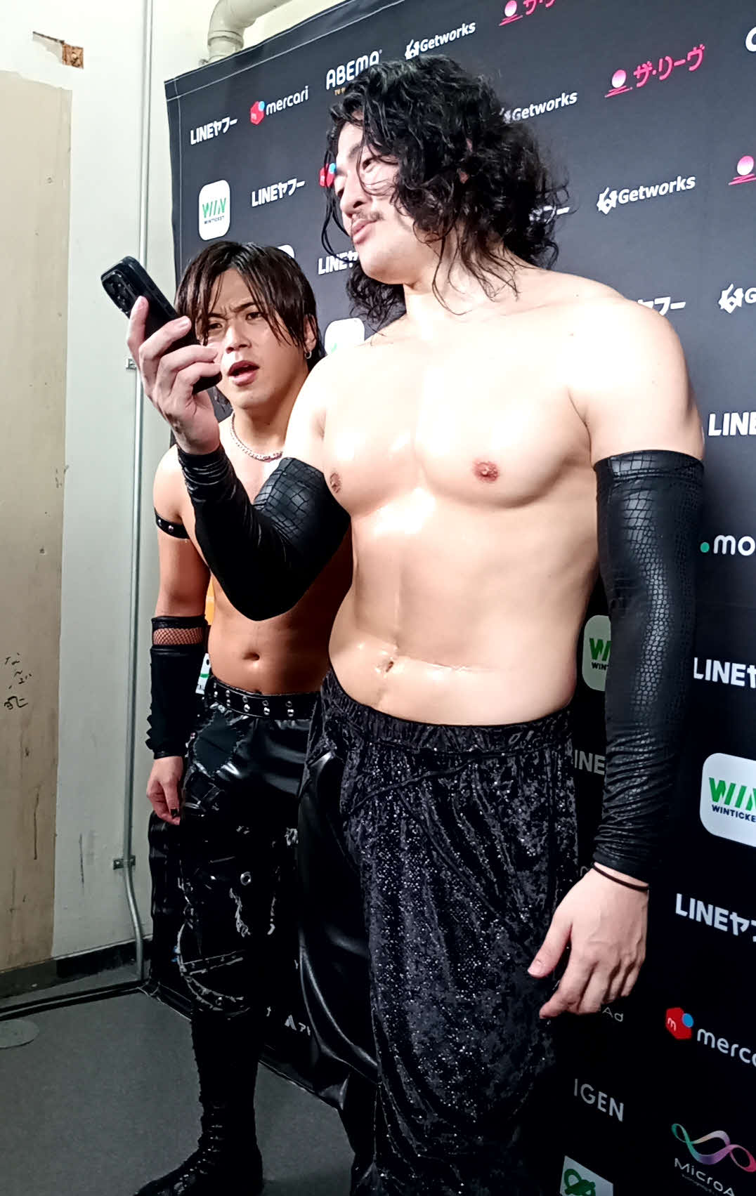 ギャンブルで大負けしてもプロレスリング・ノアに所属していれば痛くもかゆくもないとうそぶいたOZAWA（左は政岡純）
