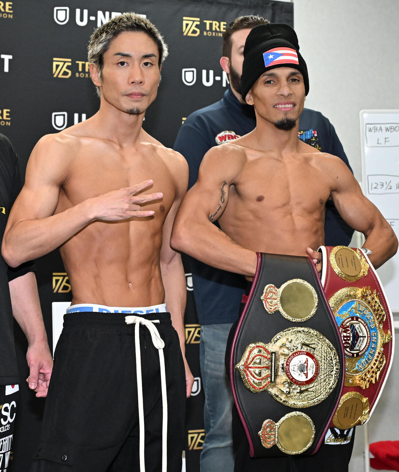 WBA、WBOライトフライ級タイトルマッチの前日計量を終え、ポーズをとるサンティアゴ（右）と挑戦者の谷口（撮影・千葉一成）