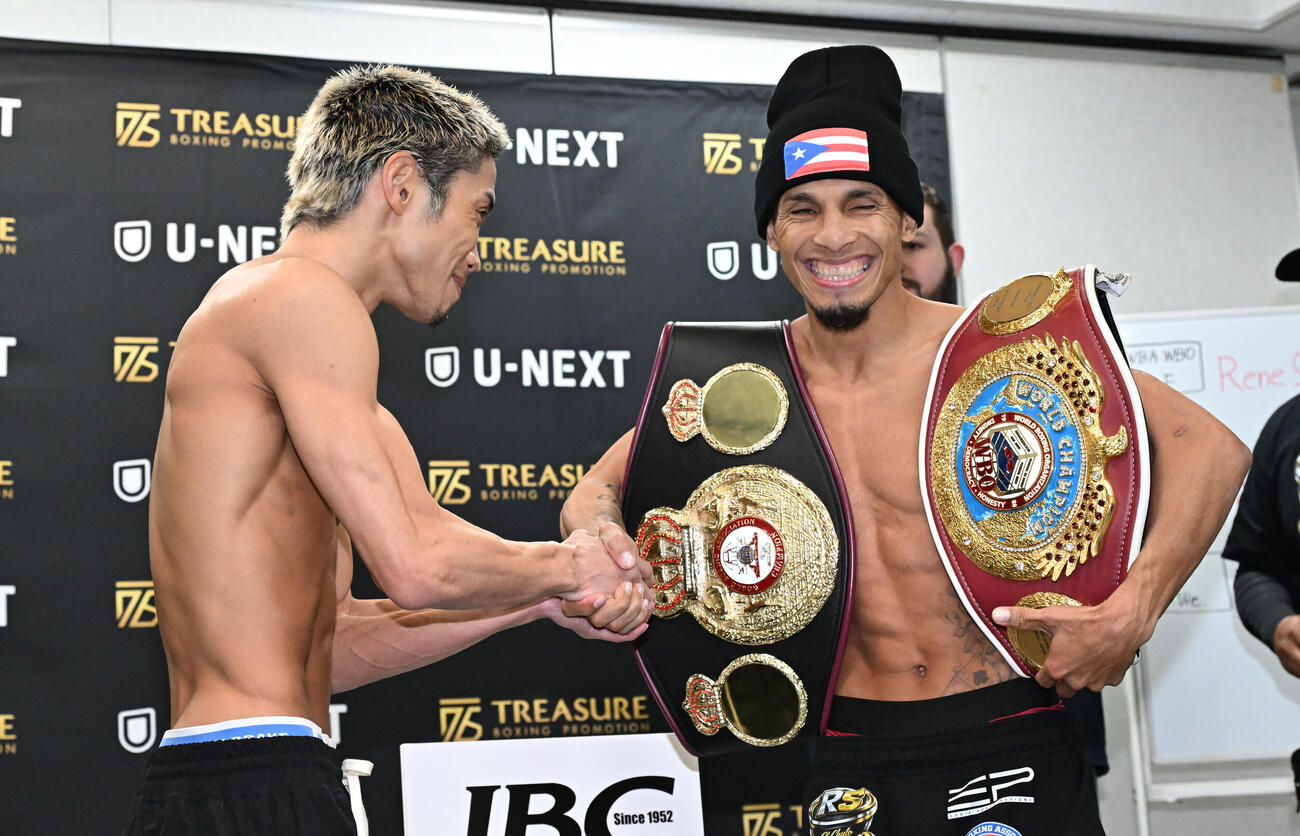 WBA、WBOライトフライ級タイトルマッチの前日計量を終え、握手するサンティアゴ（右）と挑戦者の谷口（撮影・千葉一成）