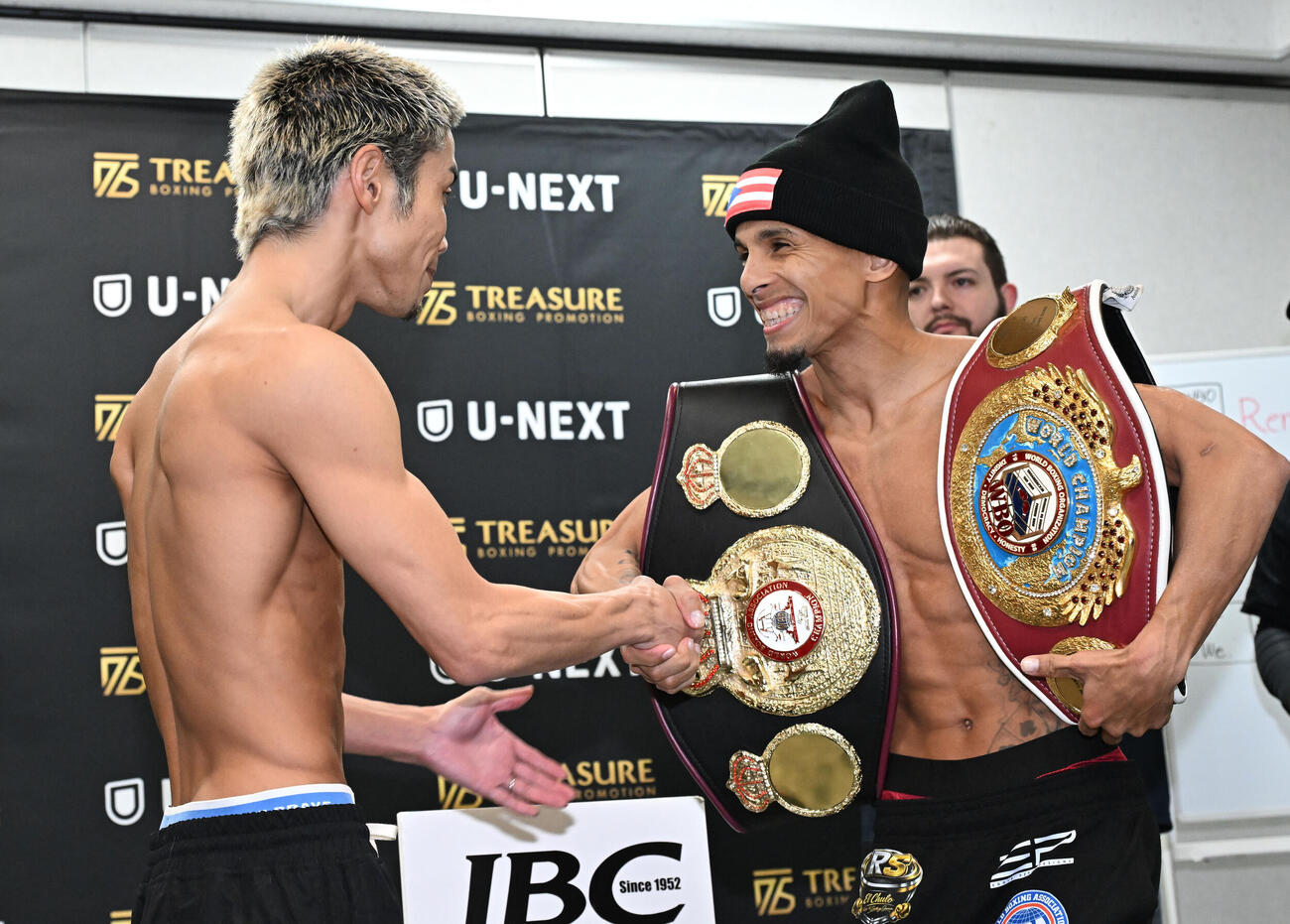 WBA、WBOライトフライ級タイトルマッチの前日計量を終え、握手するサンティアゴ（右）と挑戦者の谷口（撮影・千葉一成）