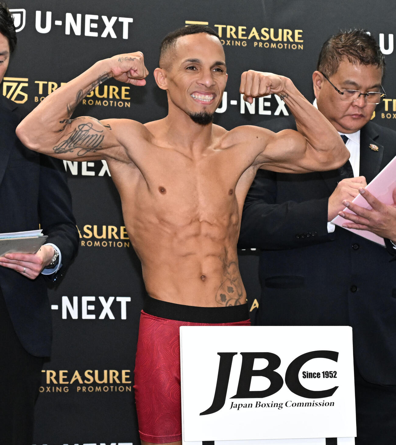 WBA、WBOライトフライ級タイトルマッチの前日計量をクリアし、ポーズをとる2団体統一王者のサンティアゴ（撮影・千葉一成）
