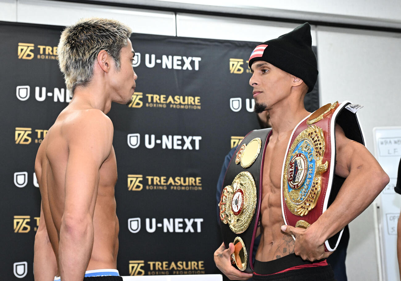 WBA、WBOライトフライ級タイトルマッチの前日計量を終え、にらみ合うサンティアゴ（右）と挑戦者の谷口（撮影・千葉一成）
