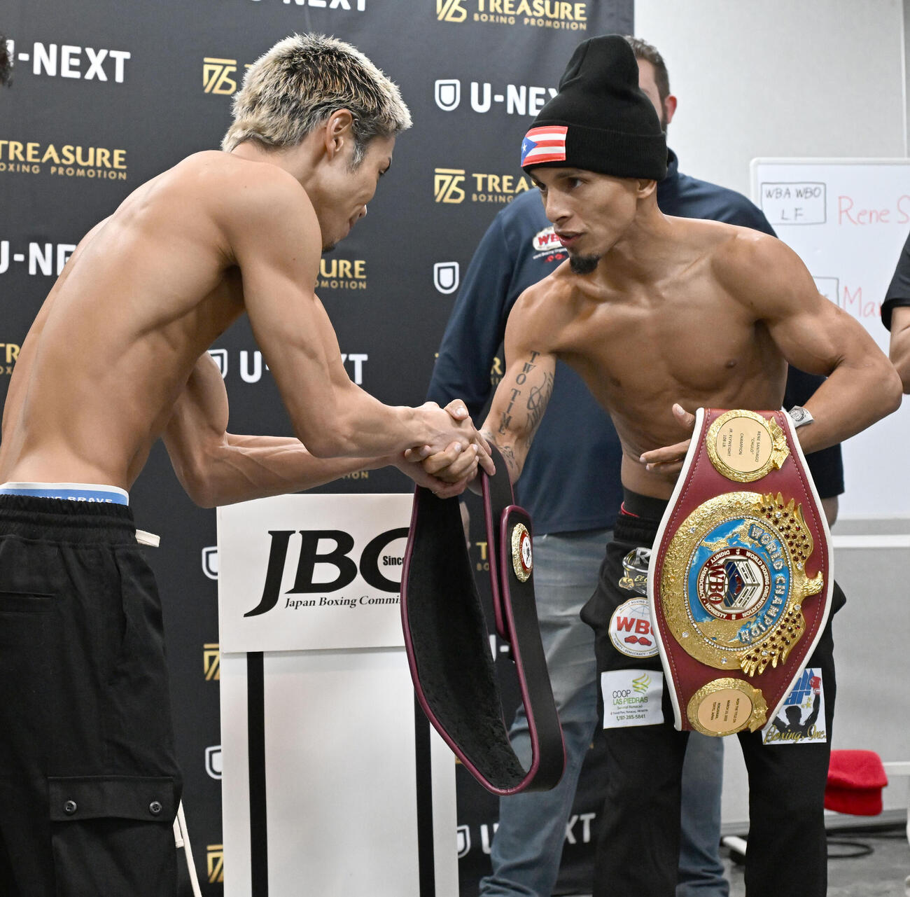 WBA、WBOライトフライ級タイトルマッチの前日計量を終え、握手するサンティアゴ（右）と挑戦者の谷口（撮影・千葉一成）