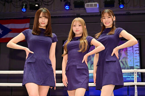 ポーズを決めるラウンドガール。左から羽瀬レイナ、早河ルカ、野々宮有希(撮影・滝沢徹郎)