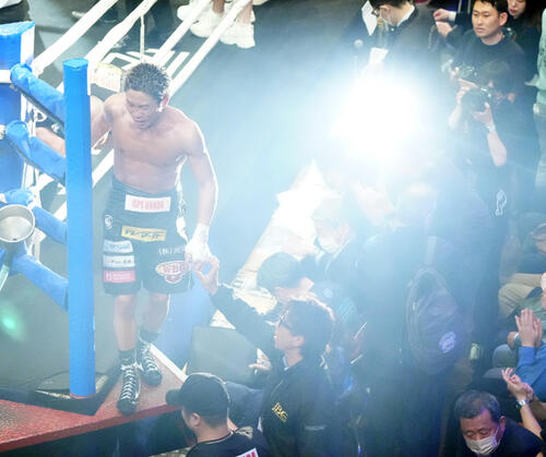 サンティアゴに12回判定負けを喫し引き揚げる谷口(撮影・江口和貴)