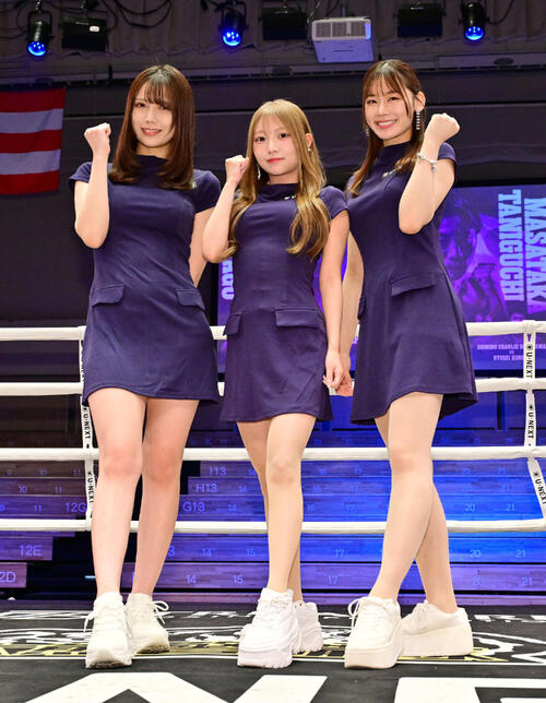 ポーズを決めるラウンドガール。左から羽瀬レイナ、早河ルカ、野々宮有希(撮影・滝沢徹郎)