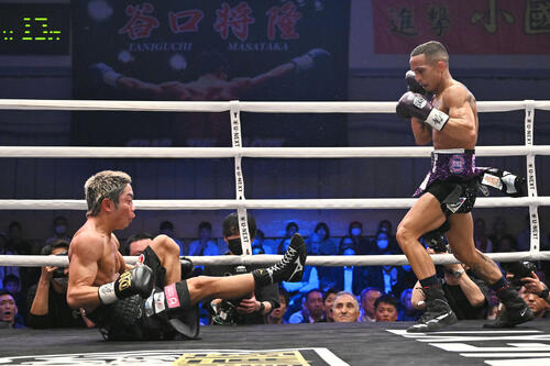 5回、谷口(左)はサンティアゴにダウンを奪われる(撮影・滝沢徹郎)