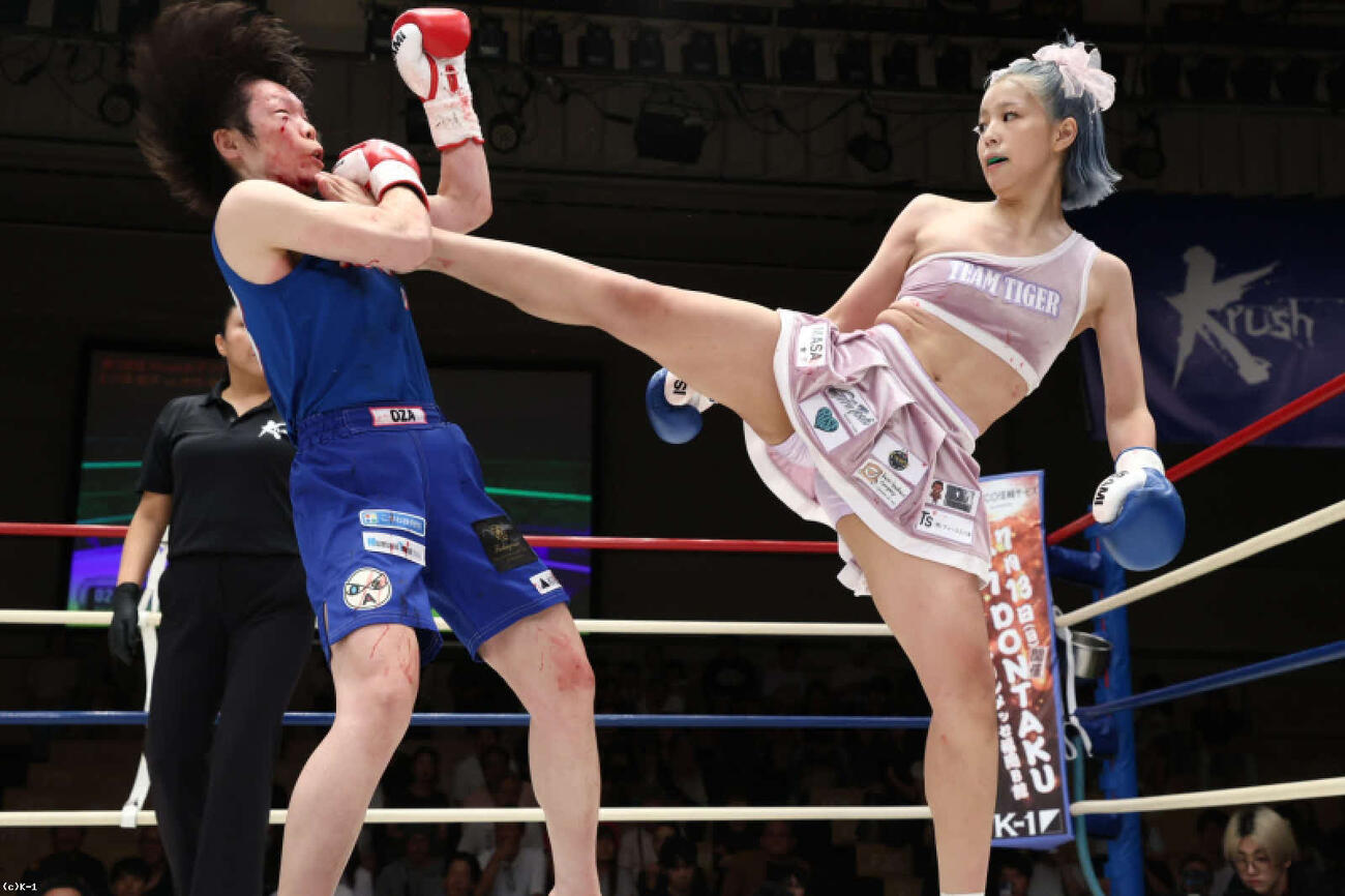 キックで相手を寄せ付けない木村萌那（右）（C）K－1