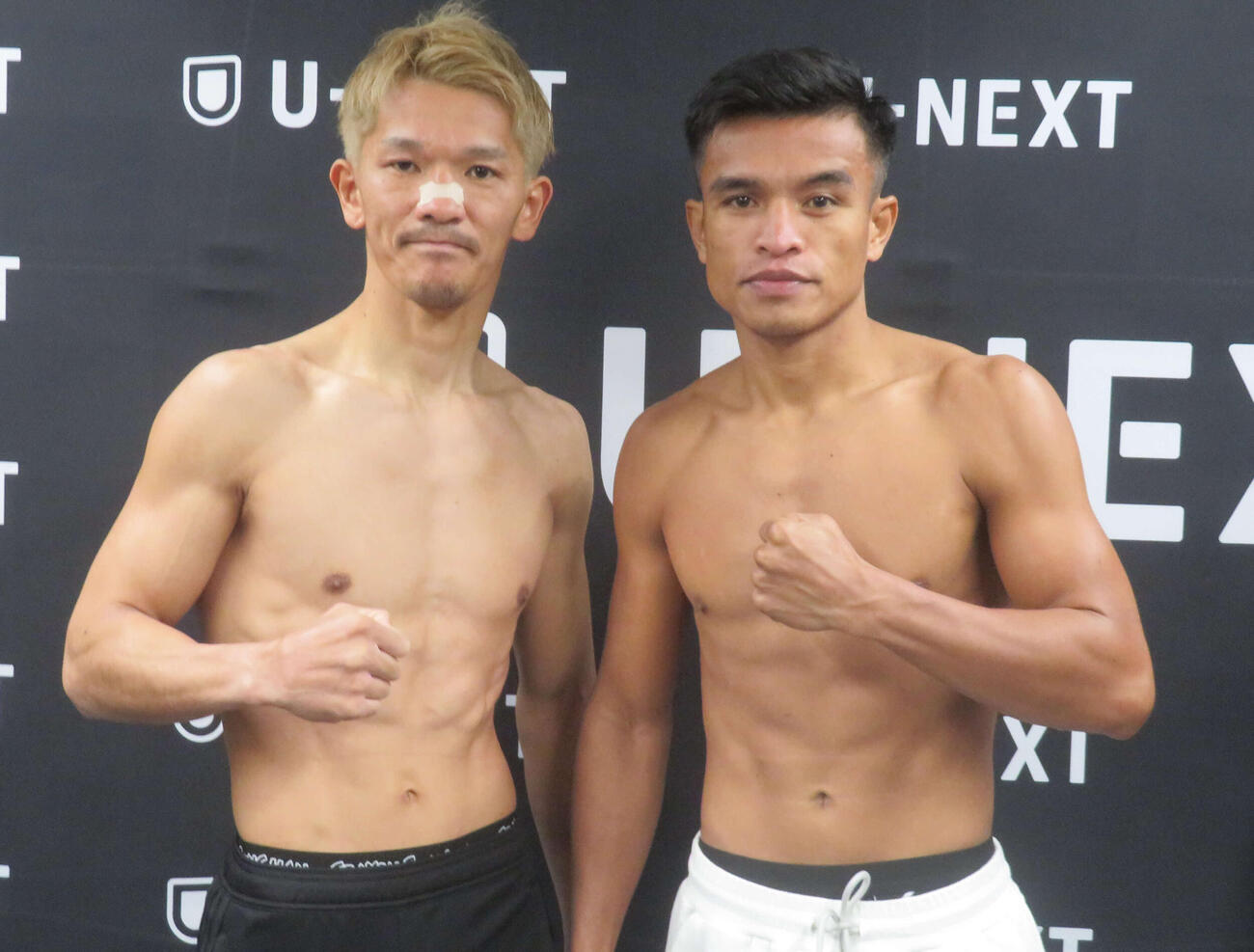 世界前哨戦へ計量パスした元IBF世界スーパーフェザー級王者尾川堅一（左）。右は対戦ロンベックス・カプロイ