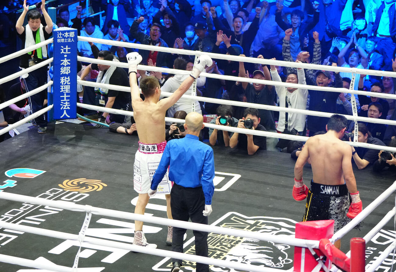 10回を終え、勝利を確信しガッツポーズを見せる小国（左）。右はタパレス（撮影・江口和貴）