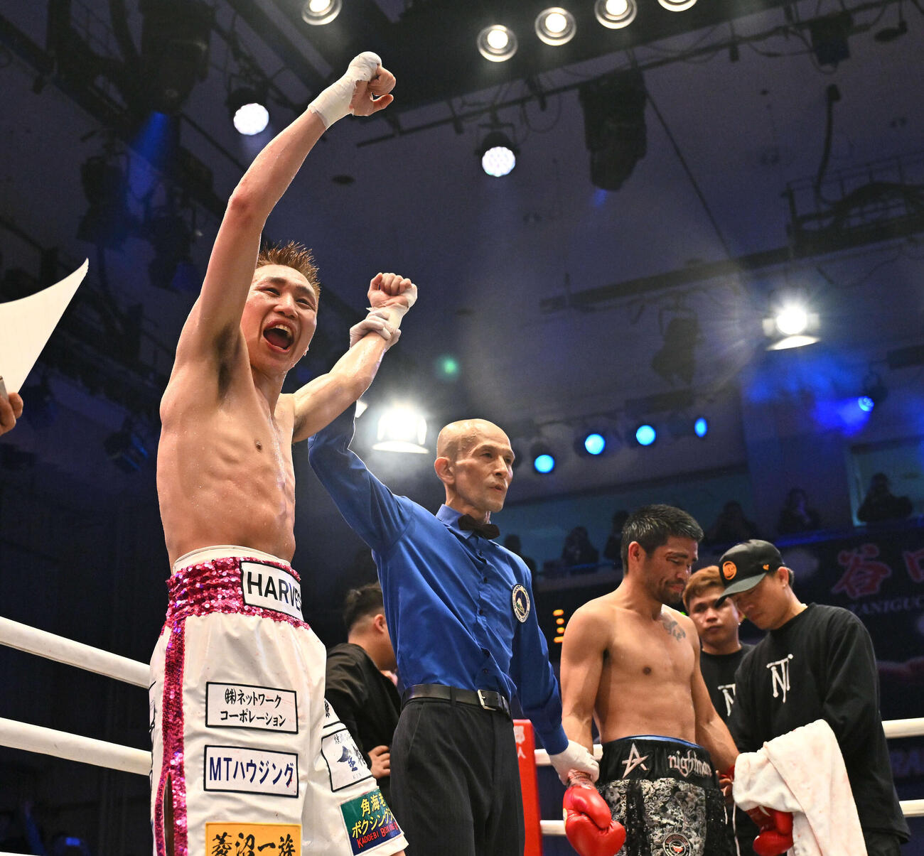 小国（左）はタパレスに判定勝ちし喜ぶ（撮影・滝沢徹郎）