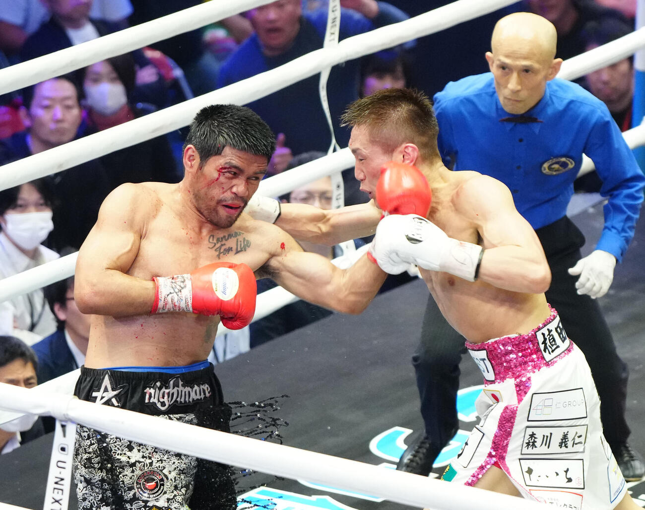 7回、タパレス（左）にパンチを放つ小国（撮影・江口和貴）