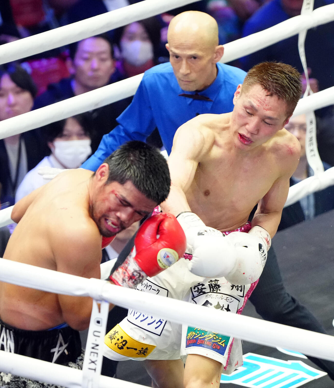 7回、タパレス（左）にパンチを放つ小国（撮影・江口和貴）