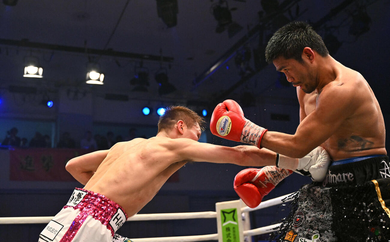 10回、小国（左）はタパレスのボディーを攻める（撮影・滝沢徹郎）