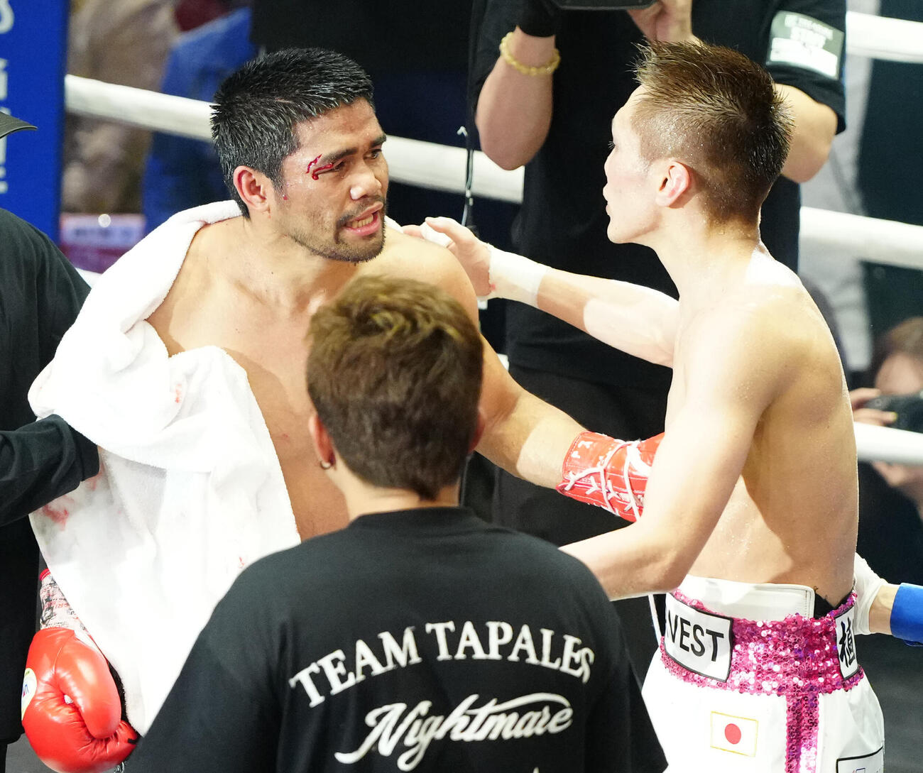 タパレス（左）に10回判定勝ちした小国（撮影・江口和貴）
